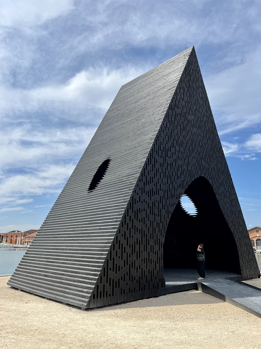 Павильон Kwaee по проекту Adjaye Associates. 18-ая Архитектурная биеннале в Венеции: дневники Маргариты Морозовой