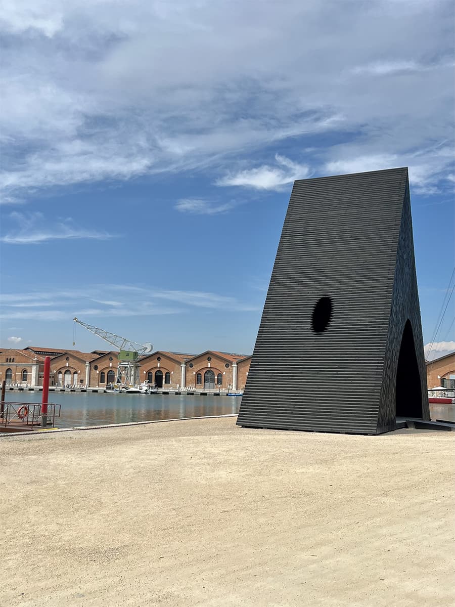 Павильон Kwaee по проекту Adjaye Associates. 18-ая Архитектурная биеннале в Венеции: дневники Маргариты Морозовой