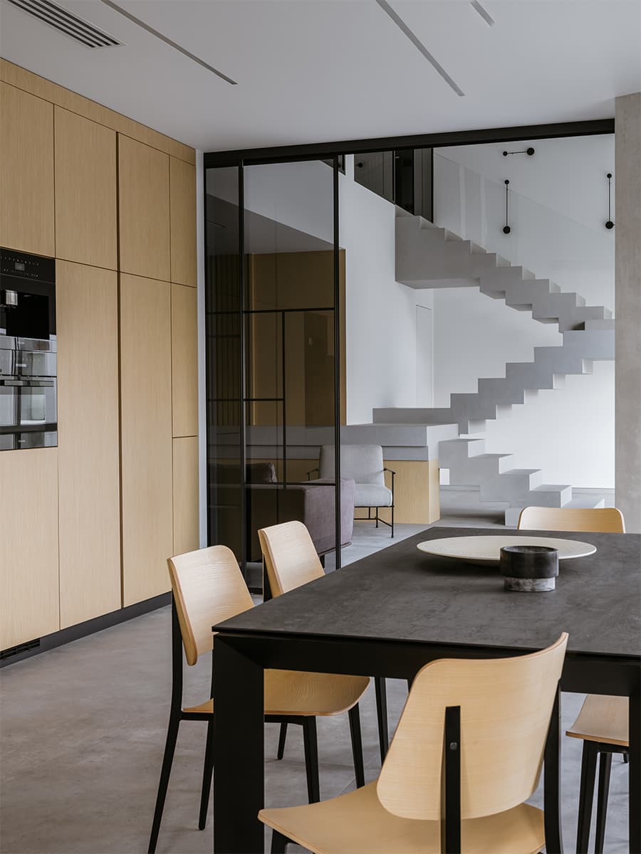 Модернистский интерьер квартиры с винтажными деталями — проект Architectural Studio RE