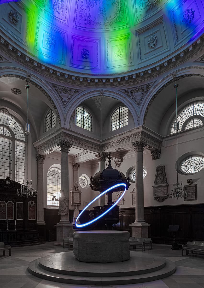 Световая инсталляция Halo в церкви St Stephen Walbrook. Studio Waldemeyer. Фото: Ed Reeve