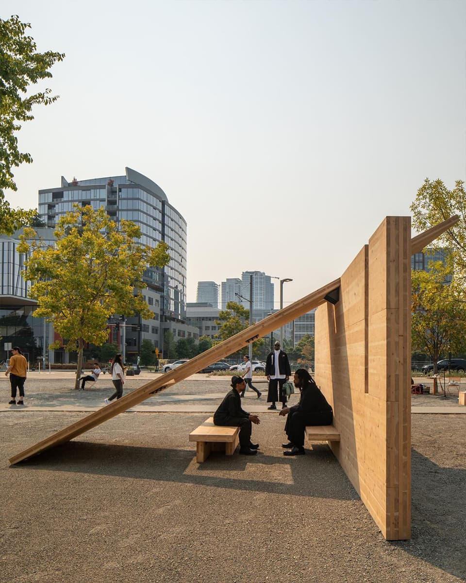 Инсталляция Public Display. Майкл Беннетт (Studio Kër) ■ Gansevoort Plaza. Фото: Michael Bennett