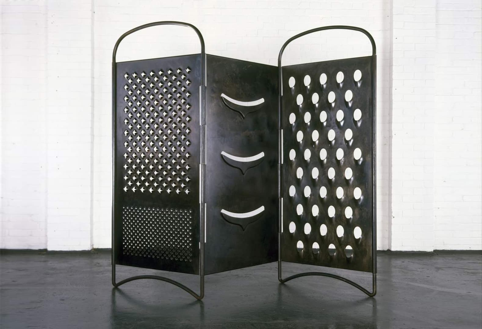 Grater Divide 2002. Фото: © Mona Hatoum