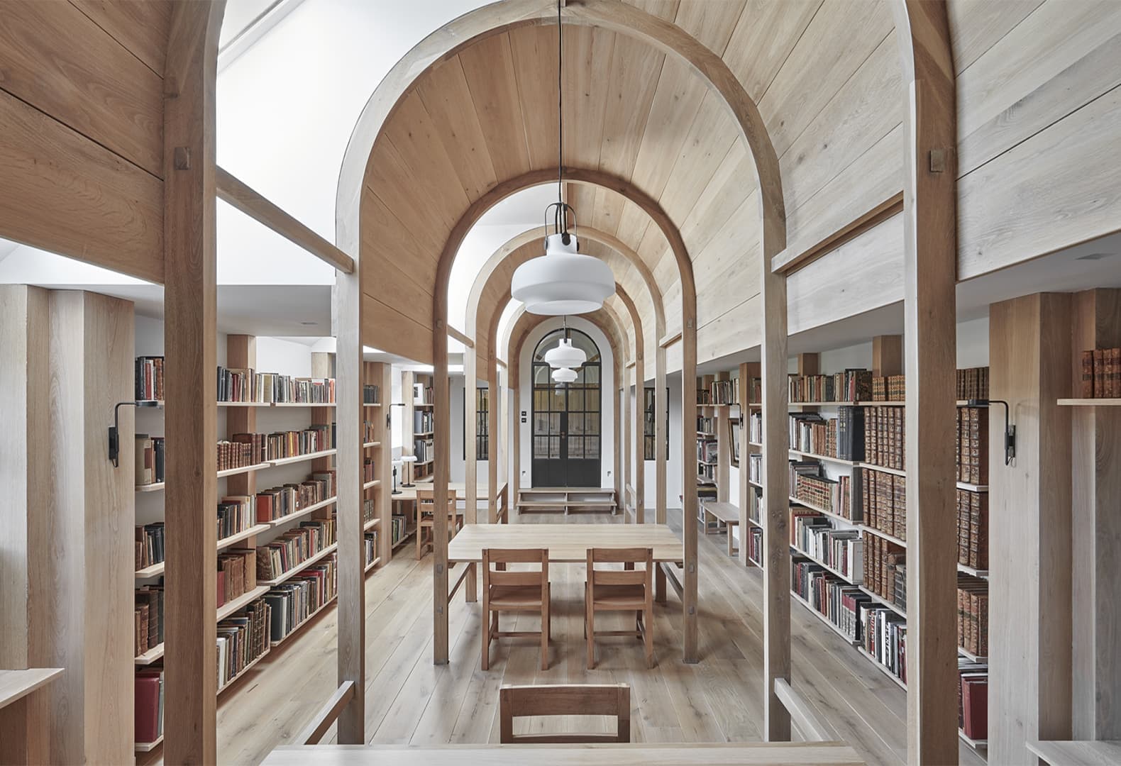 Библиотека на ферме Stanbridge Mill в графстве Дорсет (Англия). Проект Crawshaw Architects. Фото: Ingrid Rasmussen