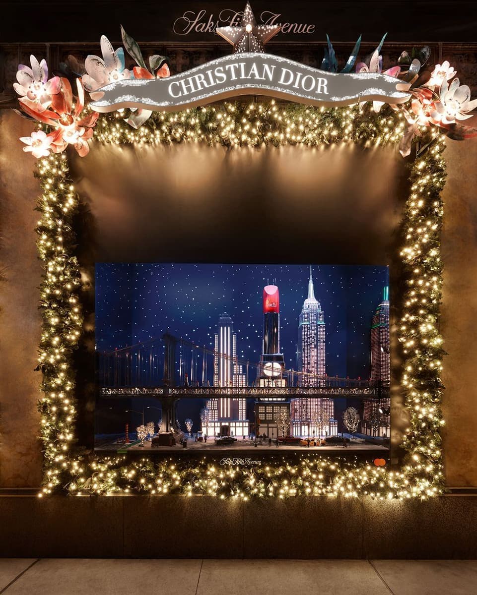 Инсталляция Dior для универмага Saks Fifth Avenue, Нью-Йорк. Фото: Paul Vu; Luis Guillén Photography