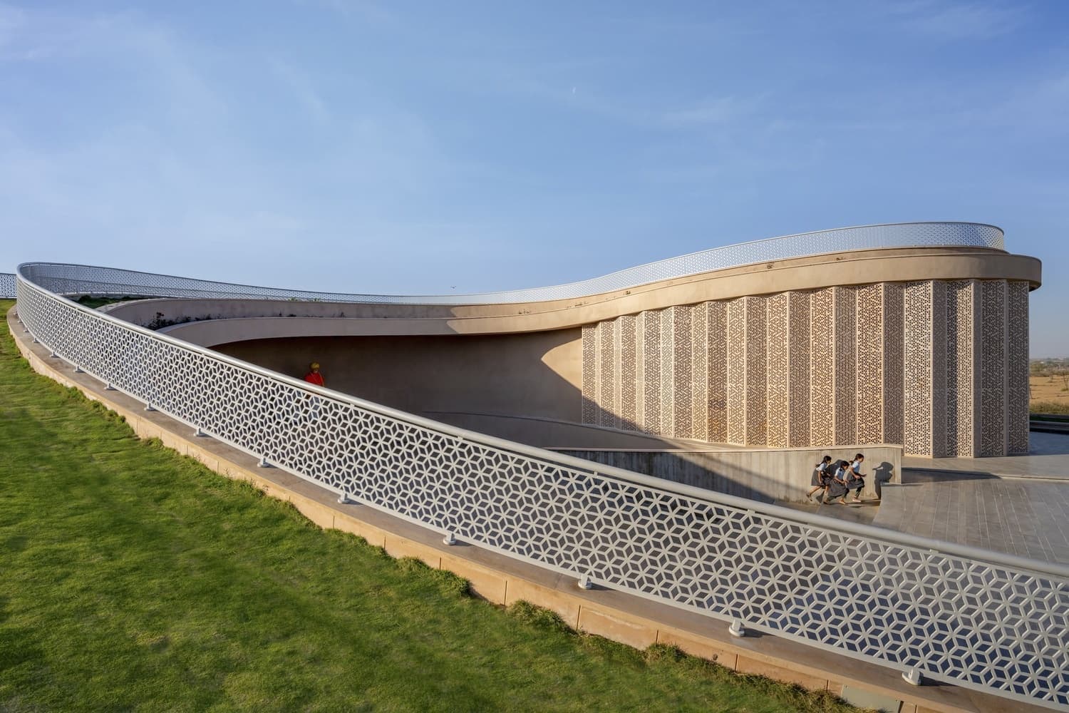 Спиралевидный общественный центр в Раджастане по проекту Sanjay Puri Architects Спиралевидный общественный центр в Раджастане по проекту Sanjay Puri Architects
