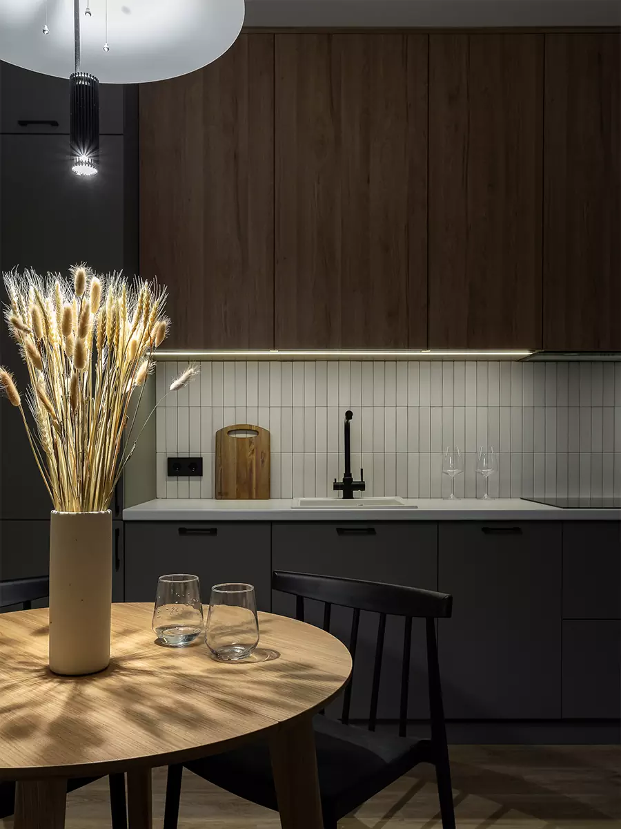 Эргономичные решения и спокойная палитра в интерьере маленькой квартиры для сдачи в аренду — проект студии URAL Interior