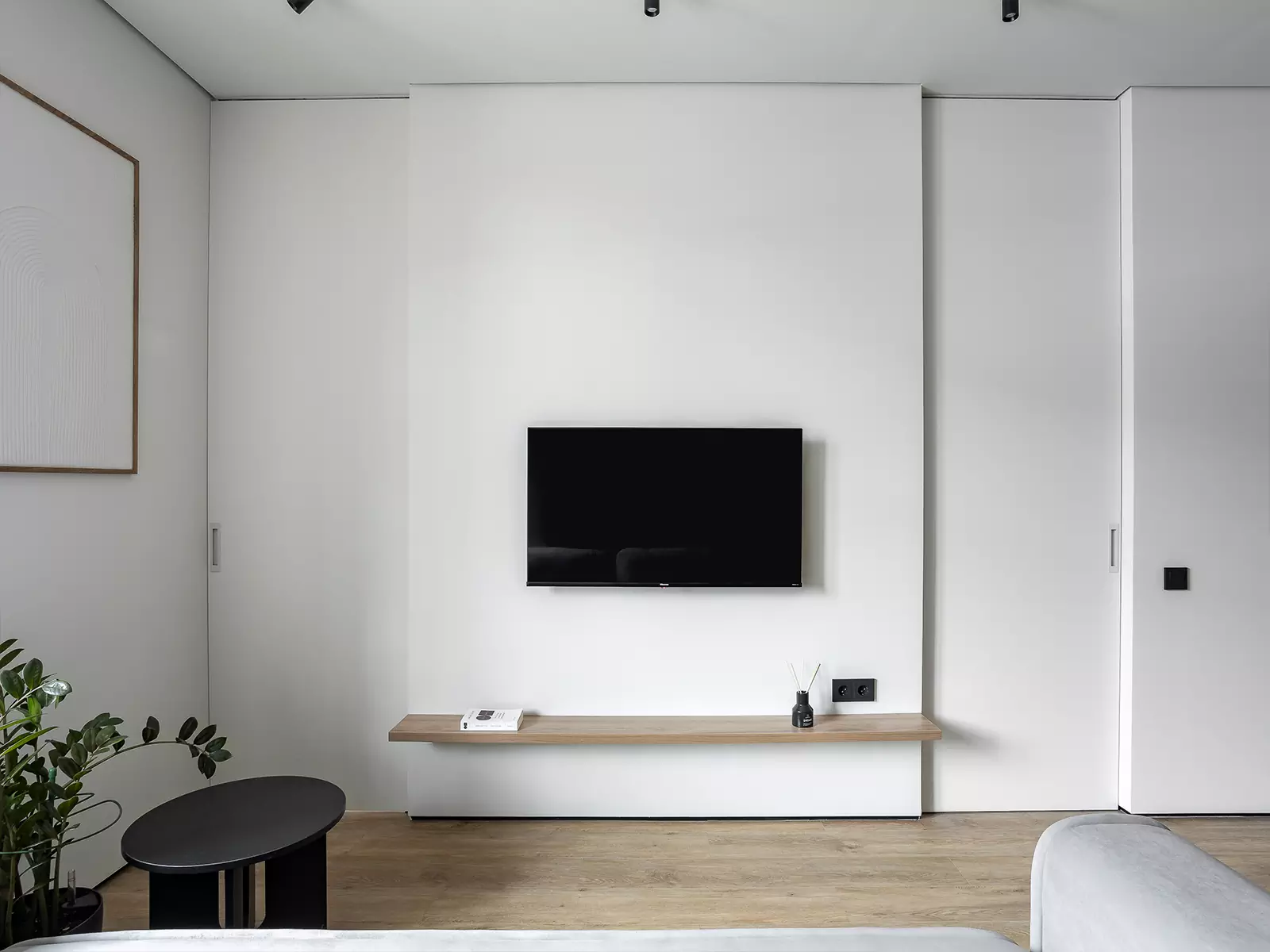 Эргономичные решения и спокойная палитра в интерьере маленькой квартиры для сдачи в аренду — проект студии URAL Interior