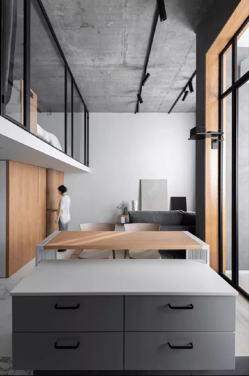 Дополнительный этаж и бетонные поверхности в интерьере небольшой московской квартиры – проект Наталии Рыбаковой
