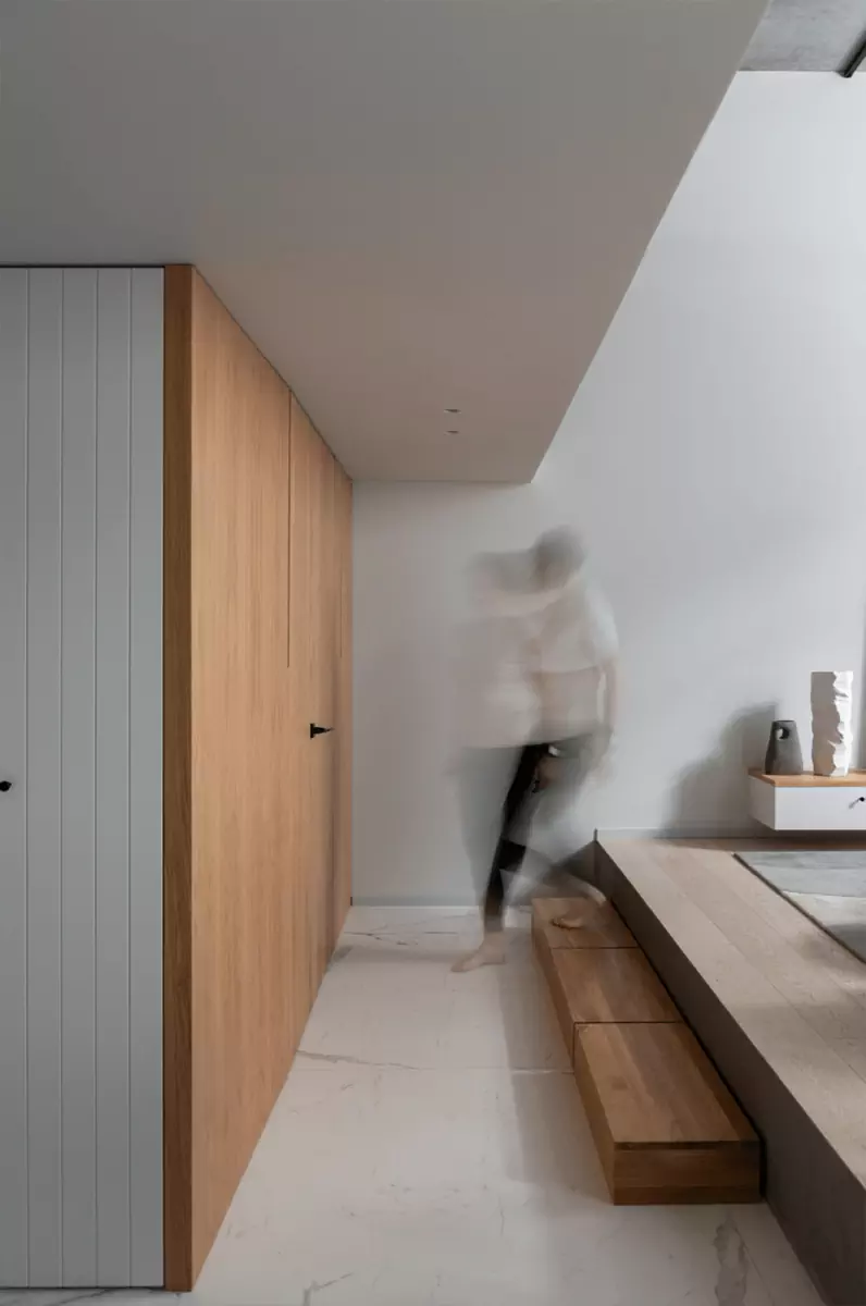 Дополнительный этаж и бетонные поверхности в интерьере небольшой московской квартиры – проект Наталии Рыбаковой