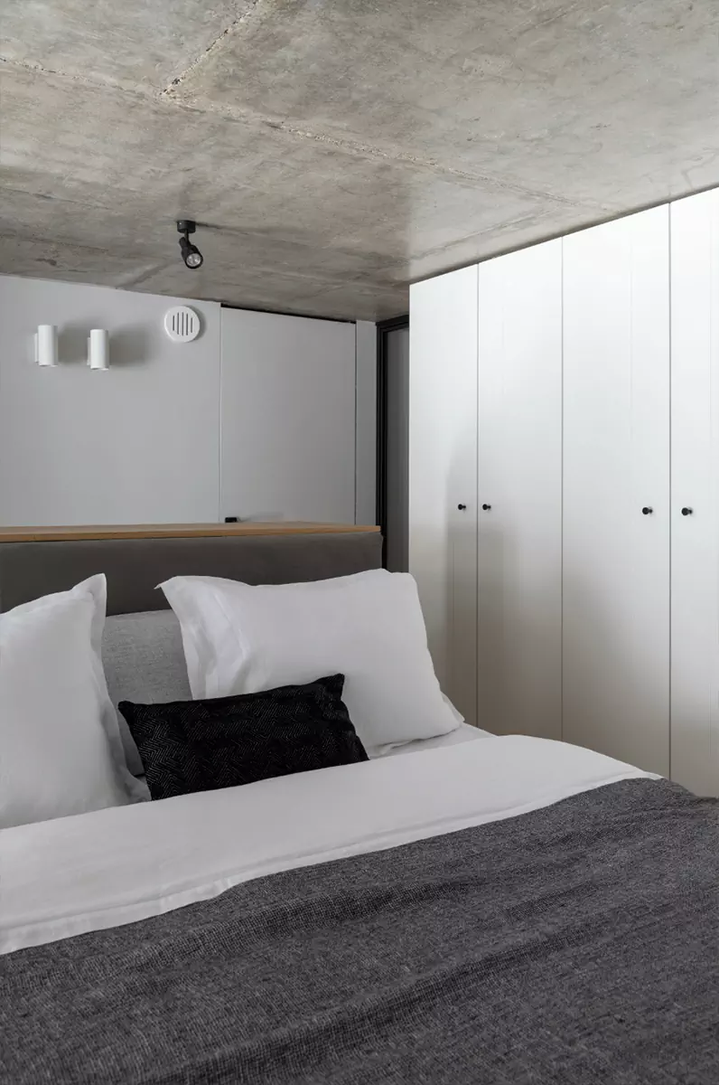 Дополнительный этаж и бетонные поверхности в интерьере небольшой московской квартиры – проект Наталии Рыбаковой