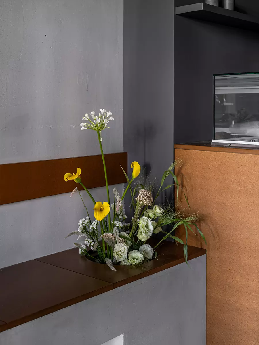 Строгая цветовая гамма и акцентная подсветка в интерьере московской кофейни — проект Namu buro