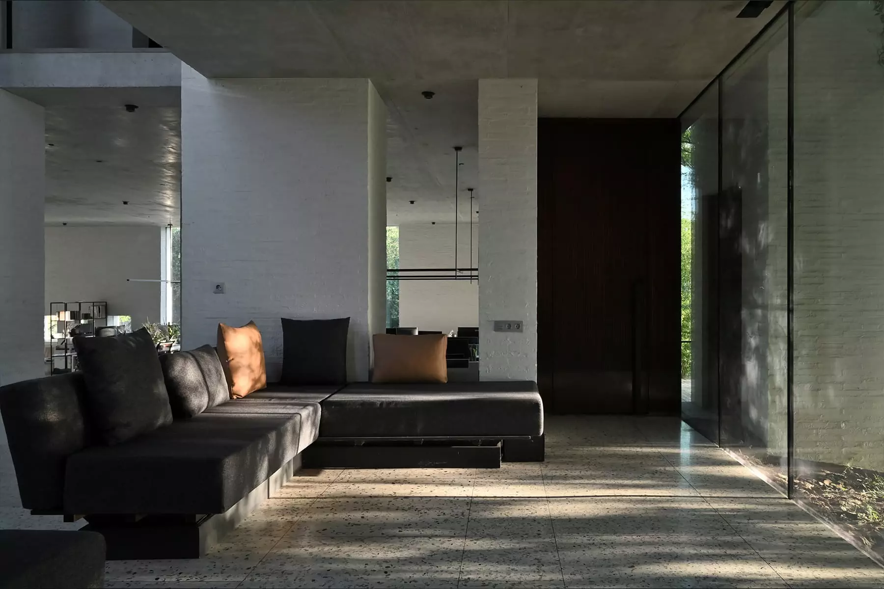 Спокойные бетонные поверхности и окна без рам в интерьере офиса архитекторов — проект архитектурного бюро Chado