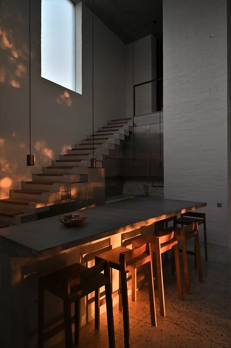 Спокойные бетонные поверхности и окна без рам в интерьере офиса архитекторов — проект архитектурного бюро Chado