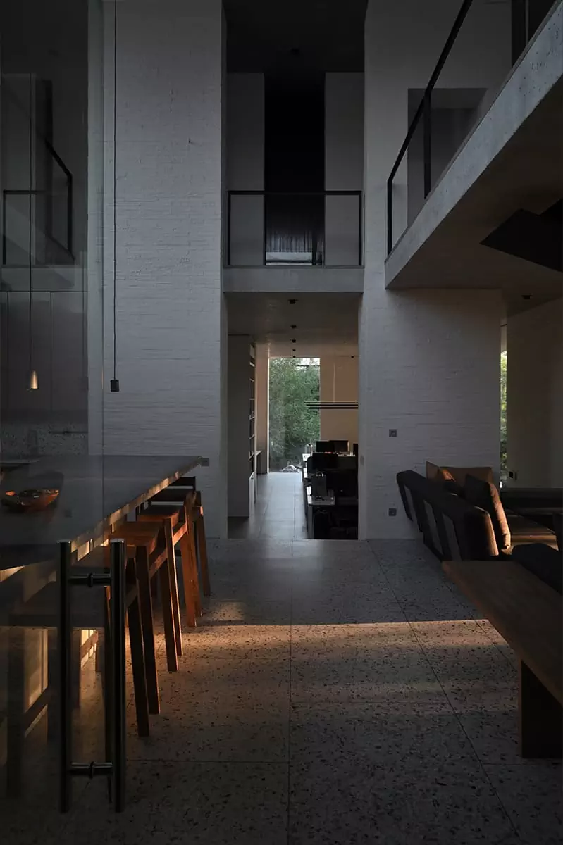 Спокойные бетонные поверхности и окна без рам в интерьере офиса архитекторов — проект архитектурного бюро Chado