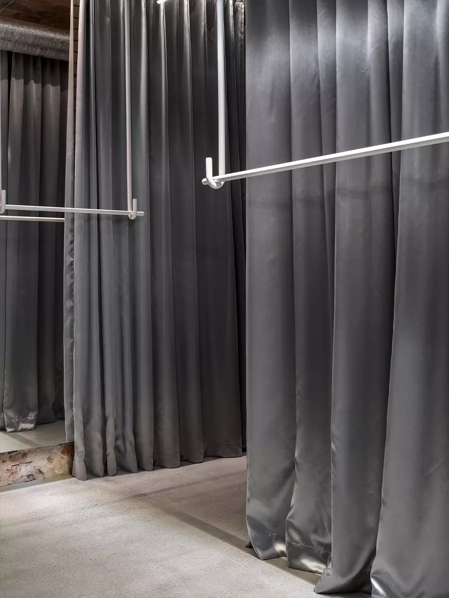 Историческая кирпичная кладка и строгость стали в интерьере калининградского шоурума — проект Дарьи Белецкой