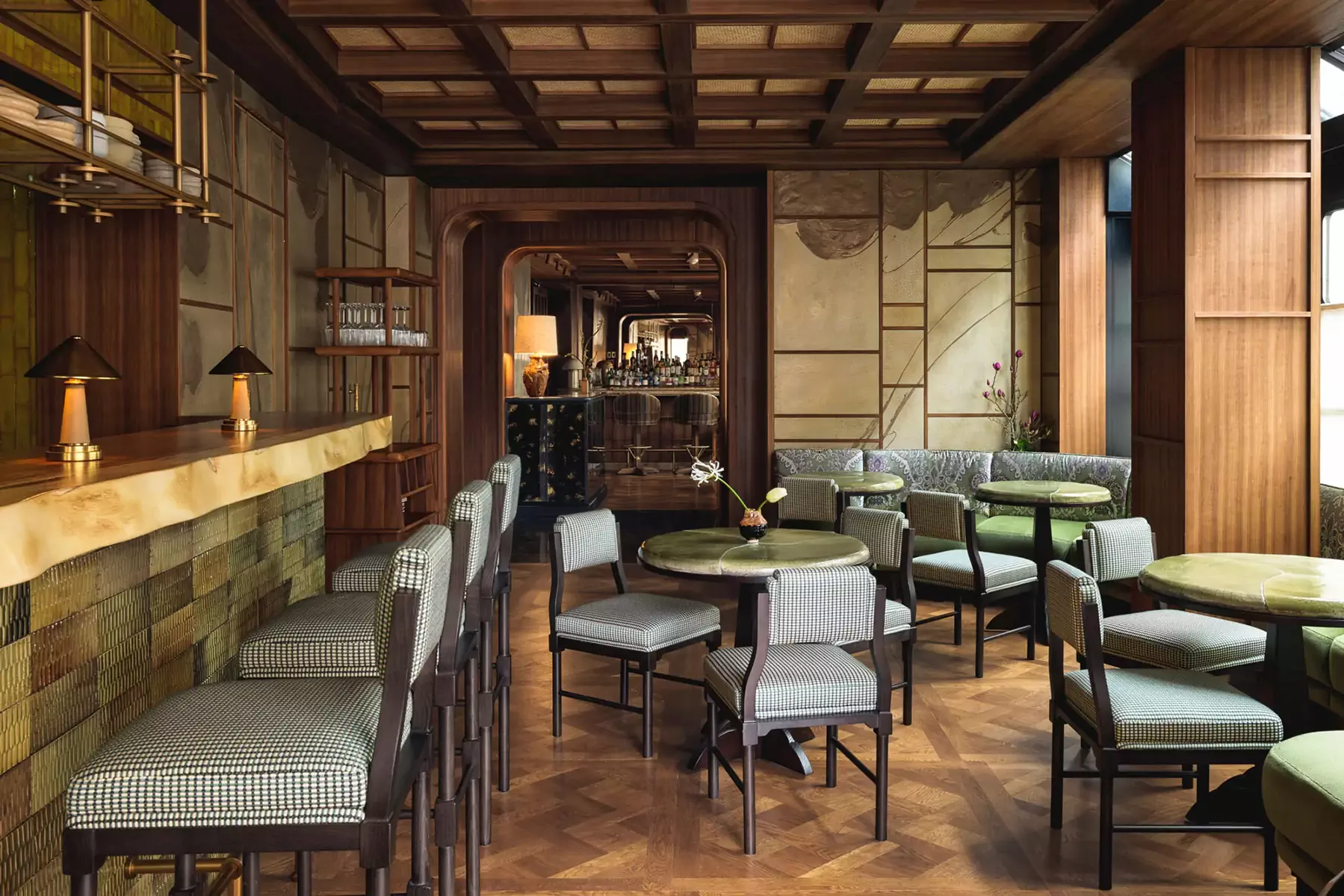 Растительные принты, теплая древесина и оммажи Азии в интерьере парижского отеля — проект Лауры Гонсалес