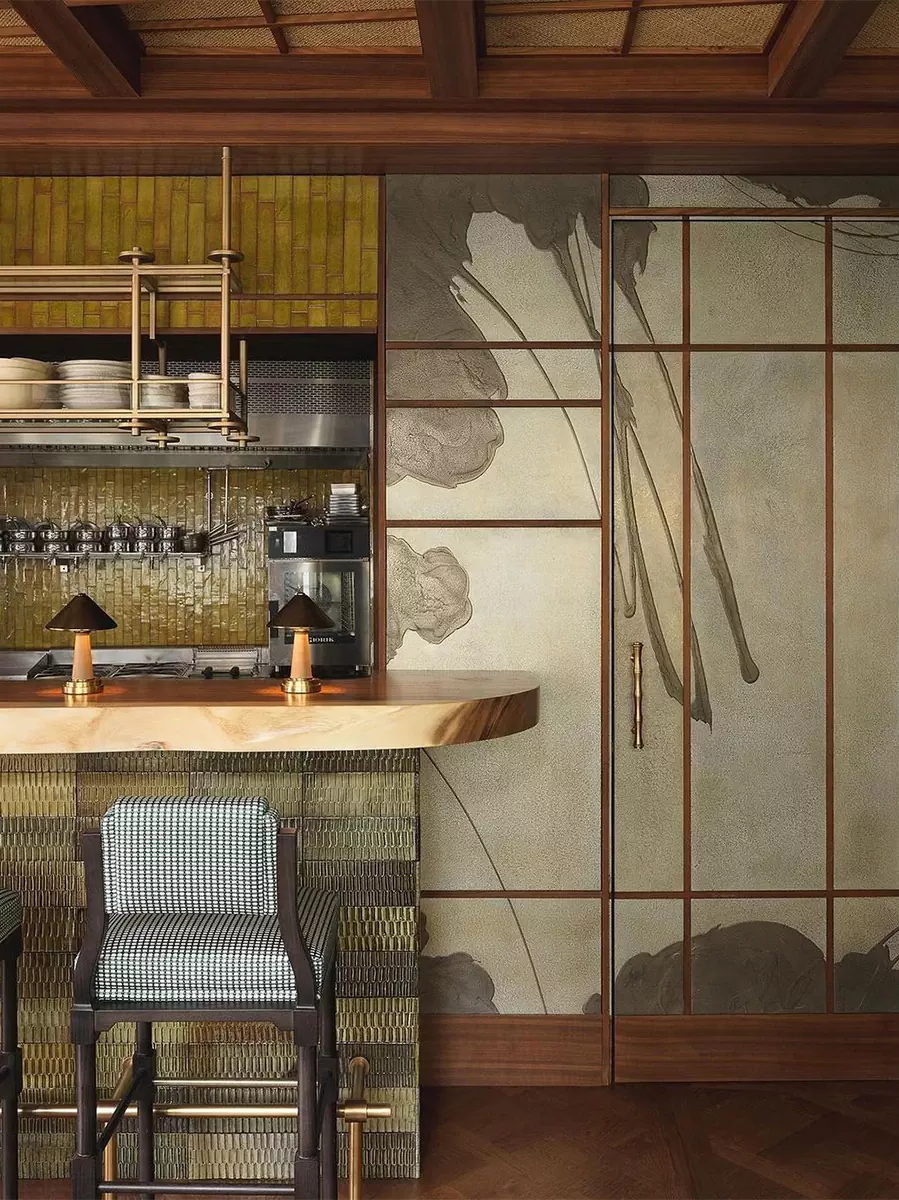 Растительные принты, теплая древесина и оммажи Азии в интерьере парижского отеля — проект Лауры Гонсалес