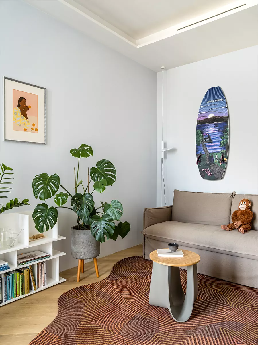 Необычные ковры и отсылки к алтайской природе в интерьере квартиры для яркой девушки — проект бюро AND design