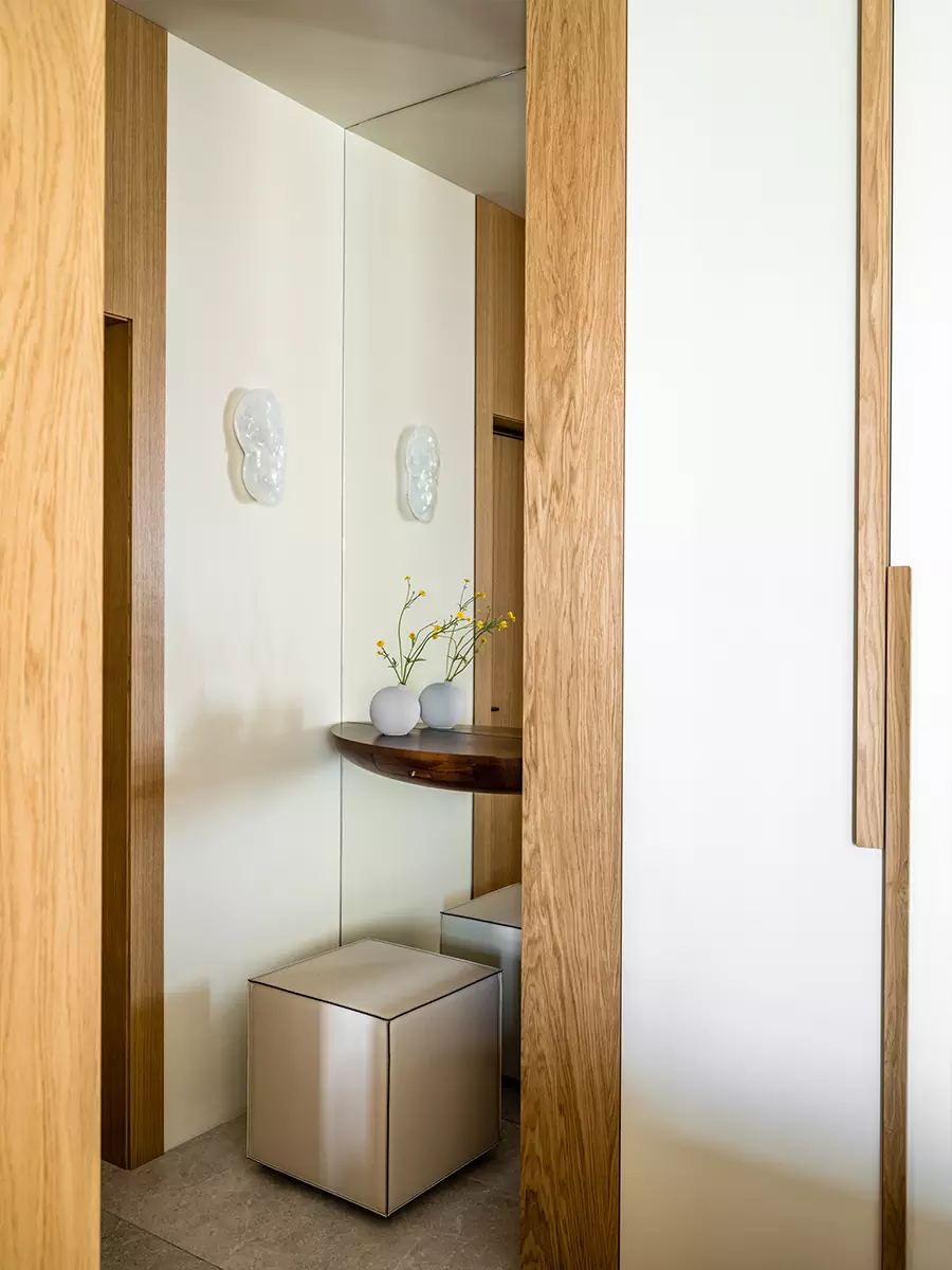 Необычные ковры и отсылки к алтайской природе в интерьере квартиры для яркой девушки — проект бюро AND design