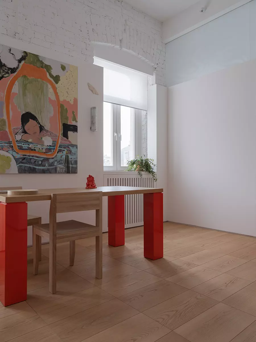 Скульптурный объем ванной комнаты в аскетичном интерьере исторической квартиры — проект бюро .dpt