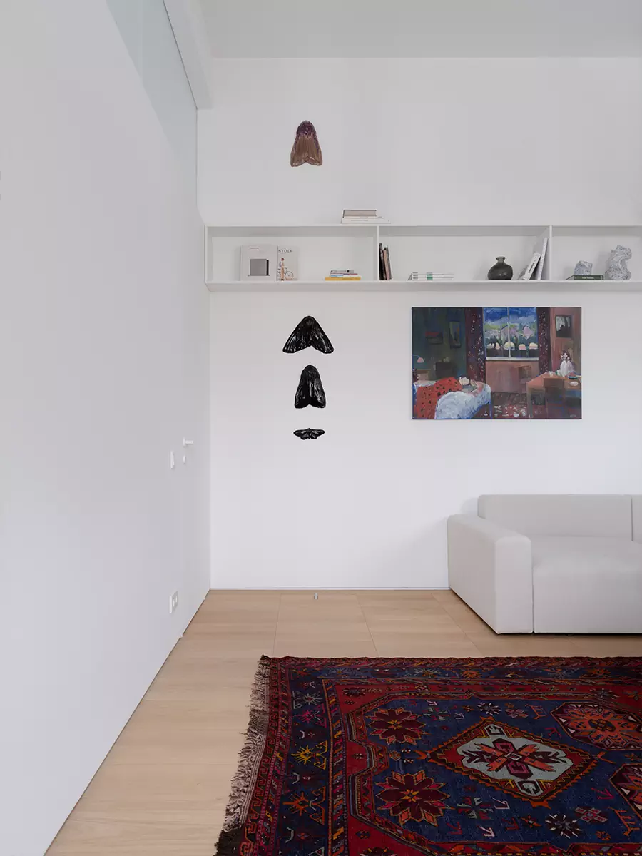 Скульптурный объем ванной комнаты в аскетичном интерьере исторической квартиры — проект бюро .dpt