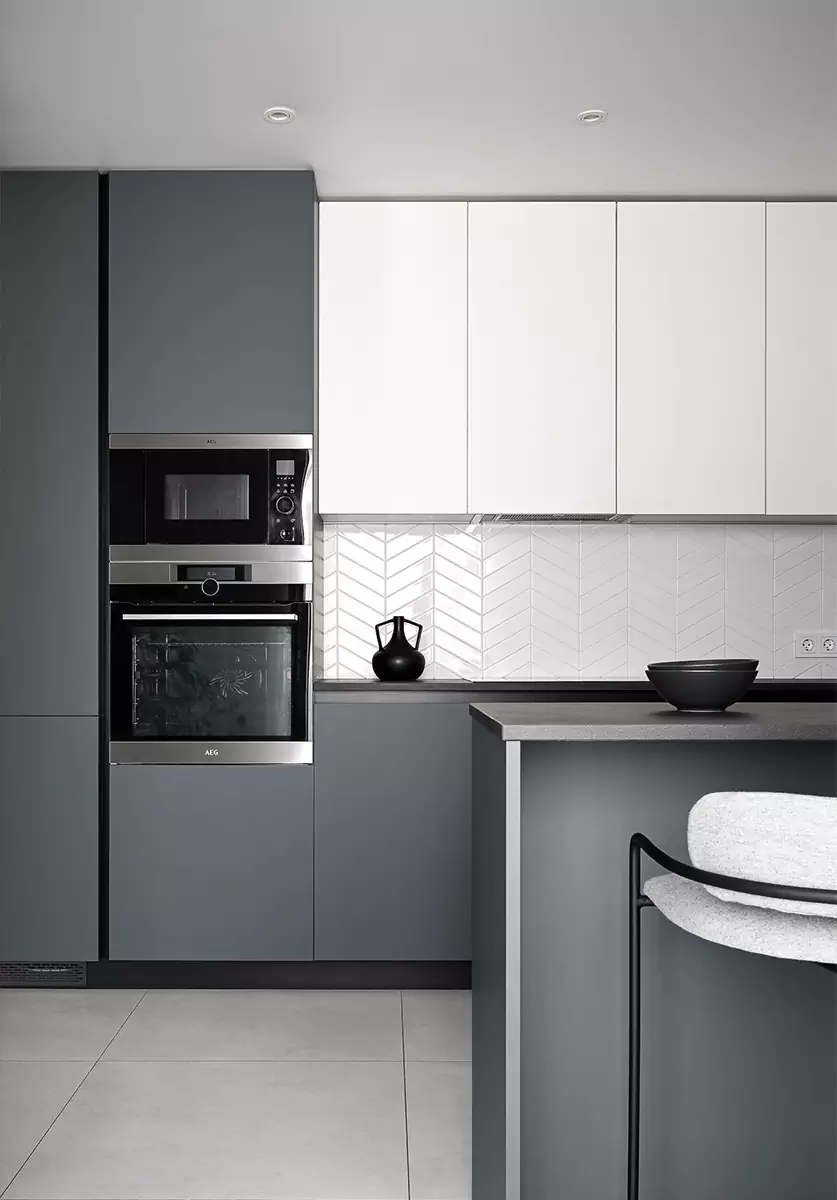 Красочная роспись мастер-спальни в сдержанном интерьере минской квартиры — проект Миланы Колодник