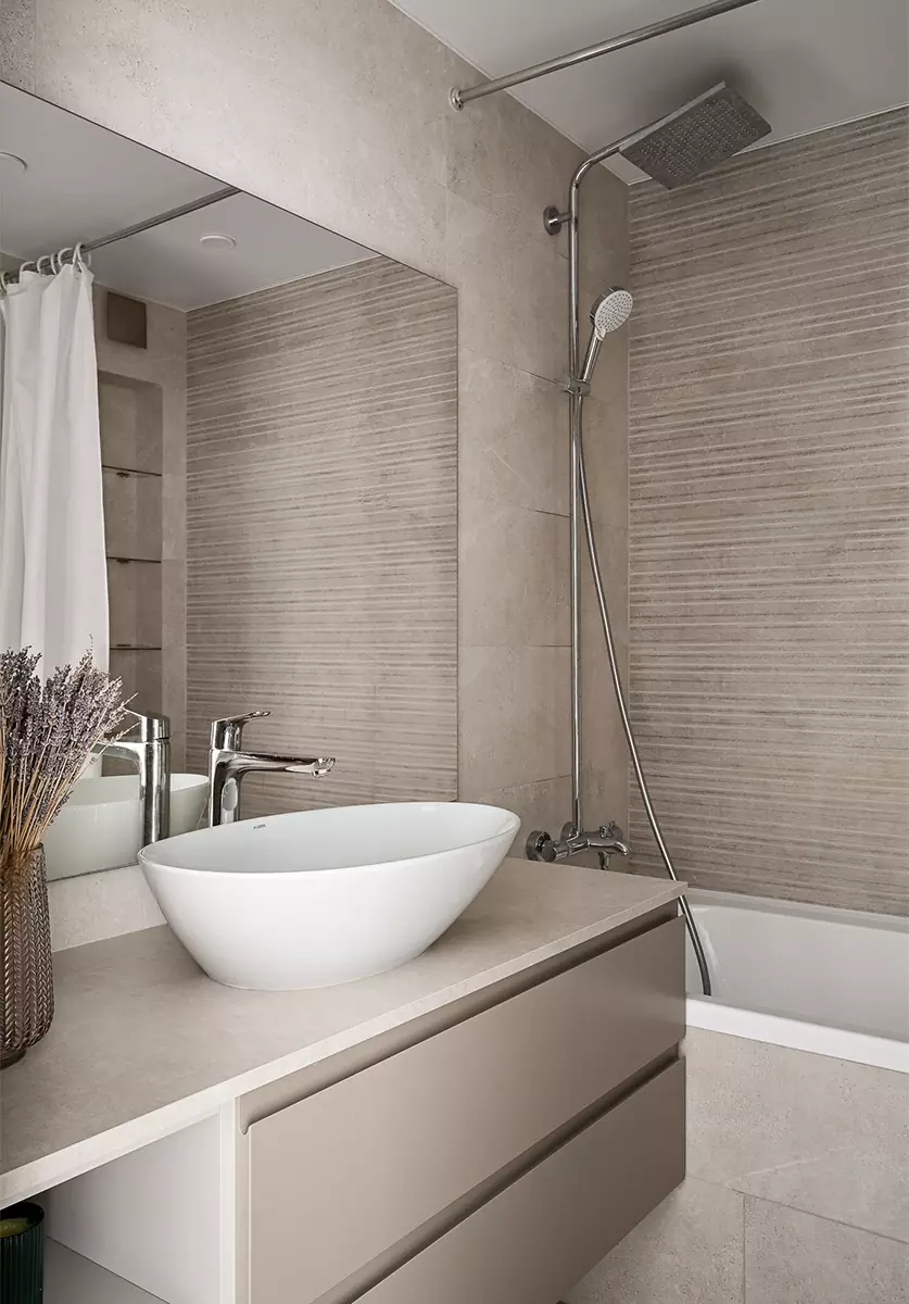 Красочная роспись мастер-спальни в сдержанном интерьере минской квартиры — проект Миланы Колодник