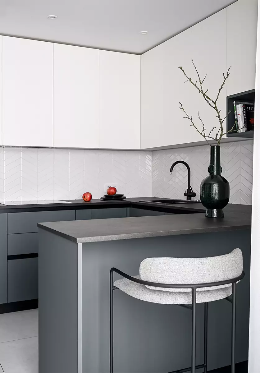 Красочная роспись мастер-спальни в сдержанном интерьере минской квартиры — проект Миланы Колодник