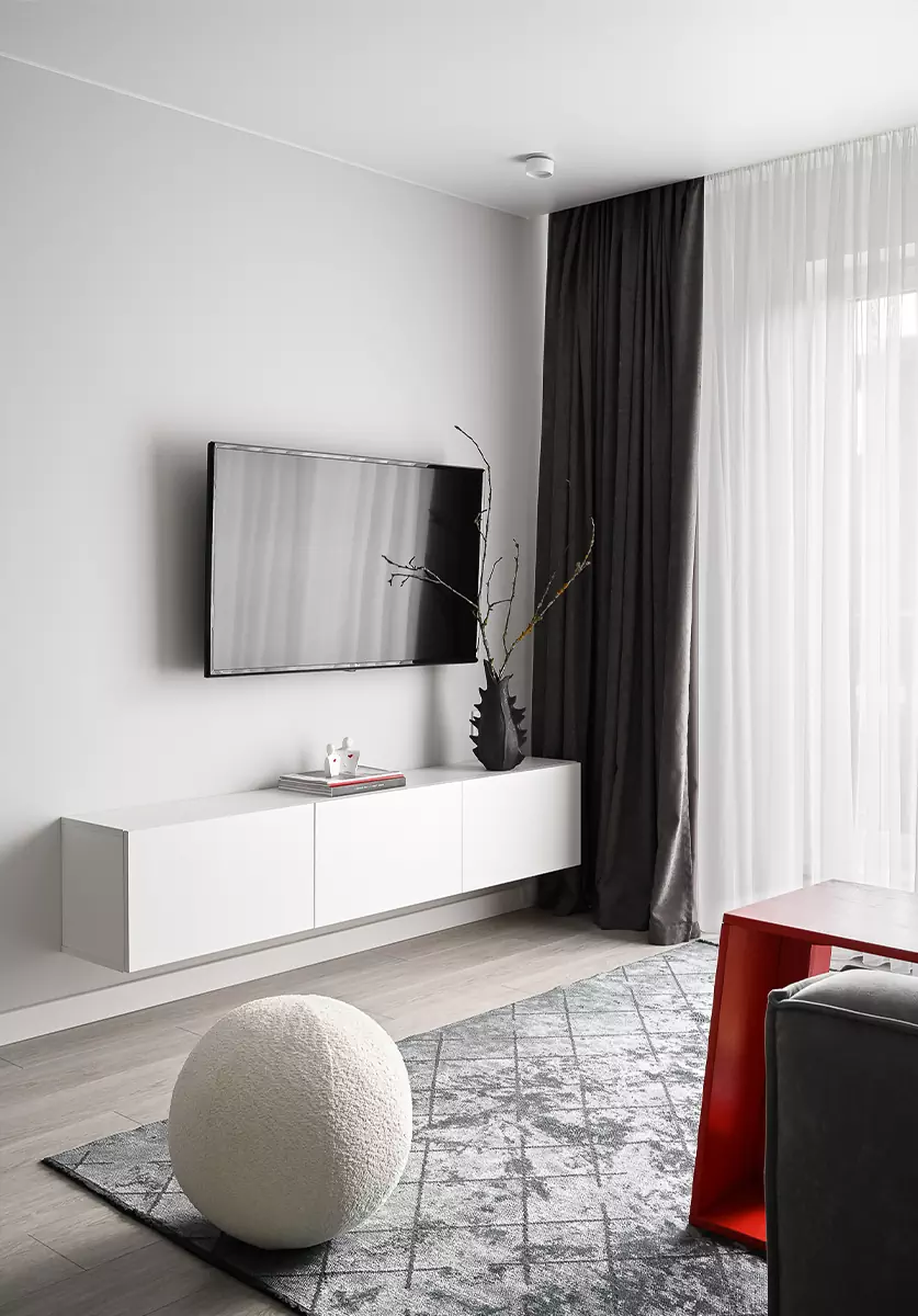 Красочная роспись мастер-спальни в сдержанном интерьере минской квартиры — проект Миланы Колодник