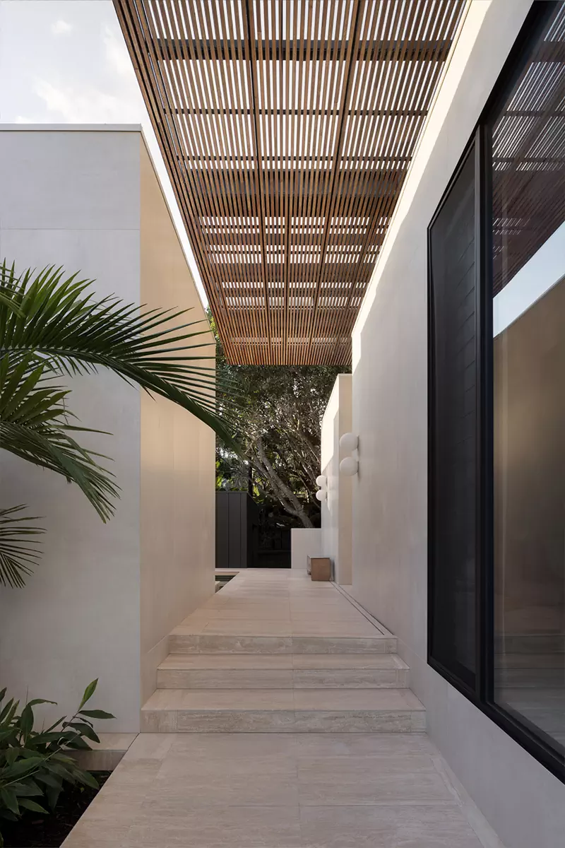 Красочная роспись мастер-спальни в сдержанном интерьере минской квартиры — проект Миланы Колодник