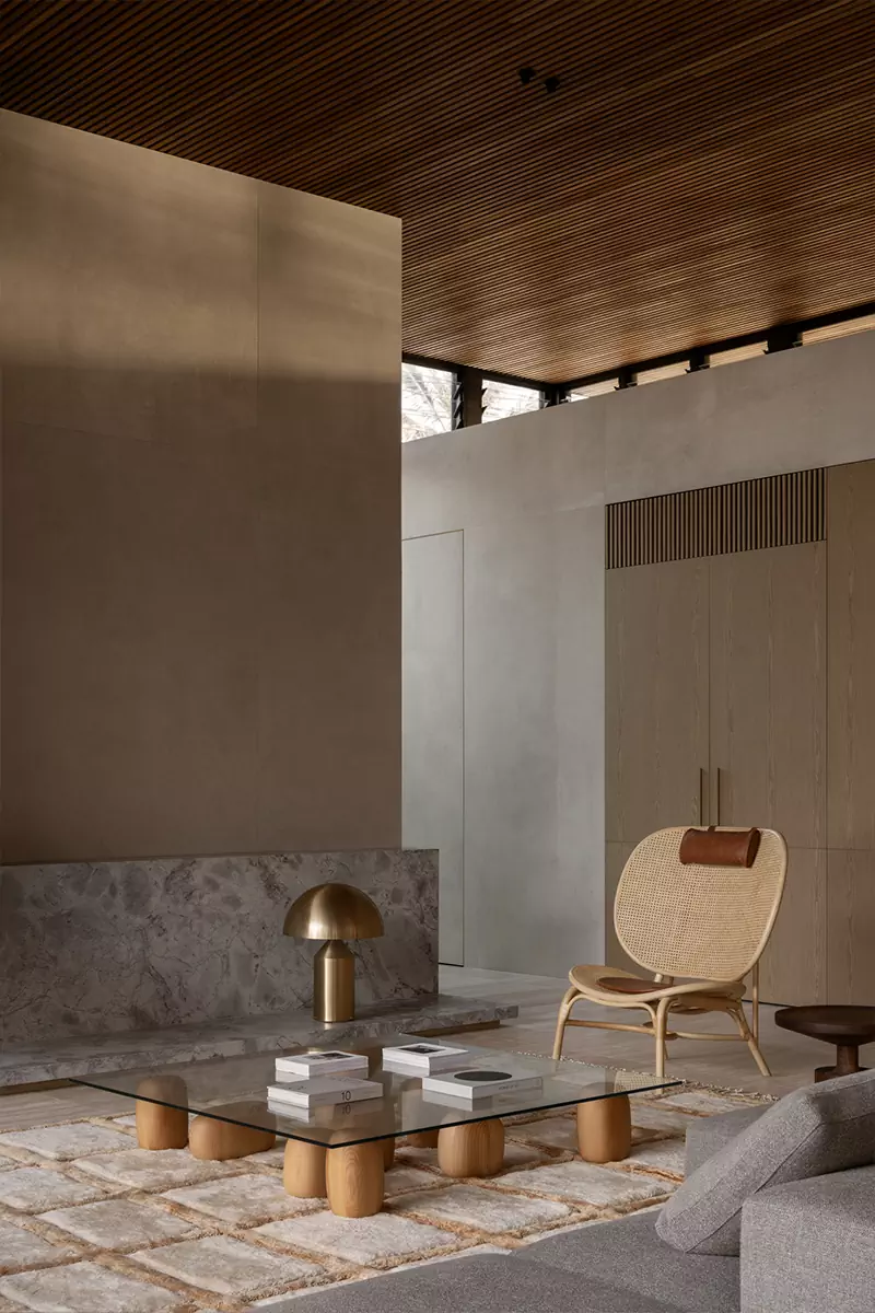 Красочная роспись мастер-спальни в сдержанном интерьере минской квартиры — проект Миланы Колодник