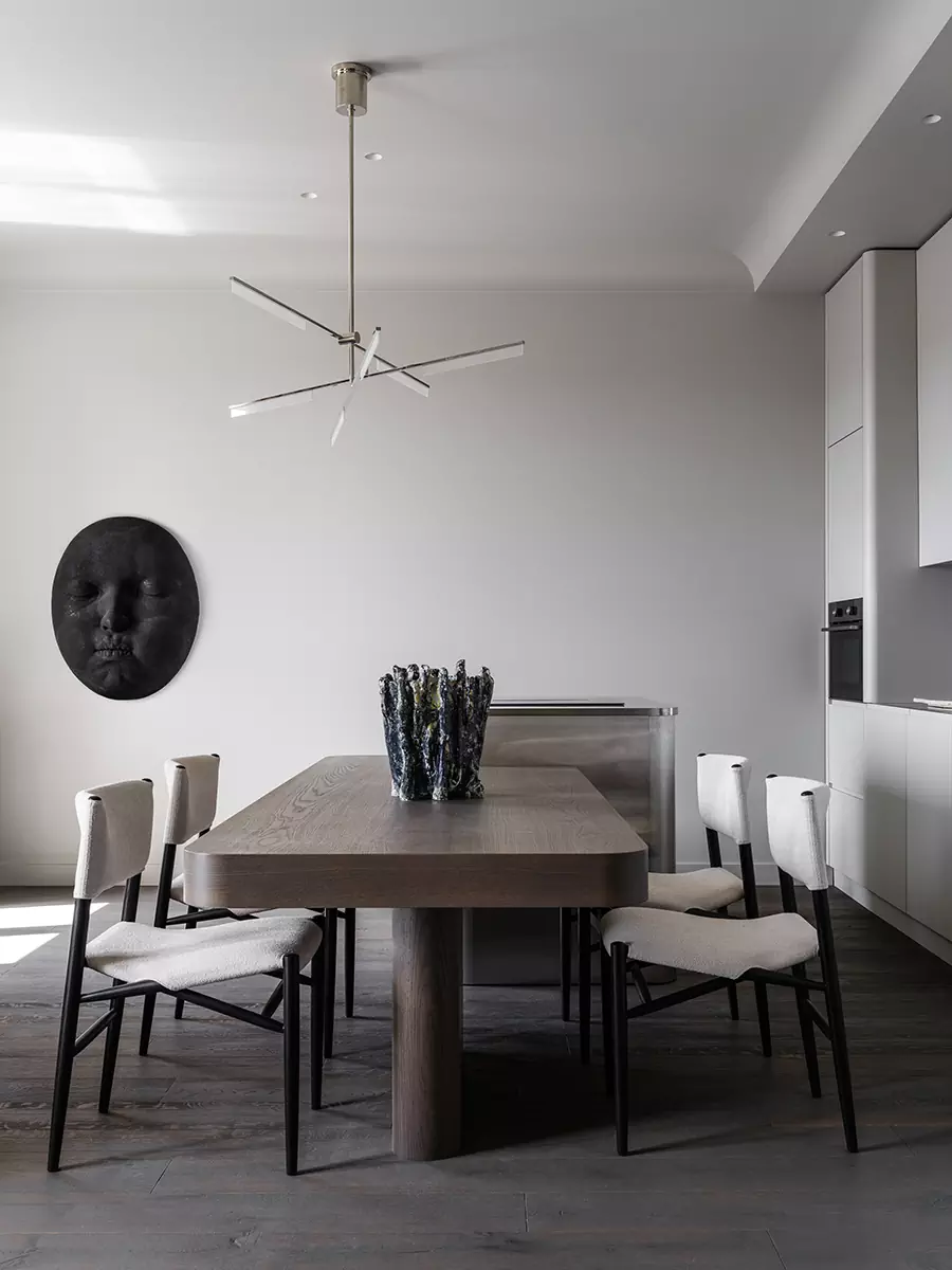 Брутальность, утонченность и современное искусство в интерьере квартиры для молодой девушки — проект Андрея Агамирова