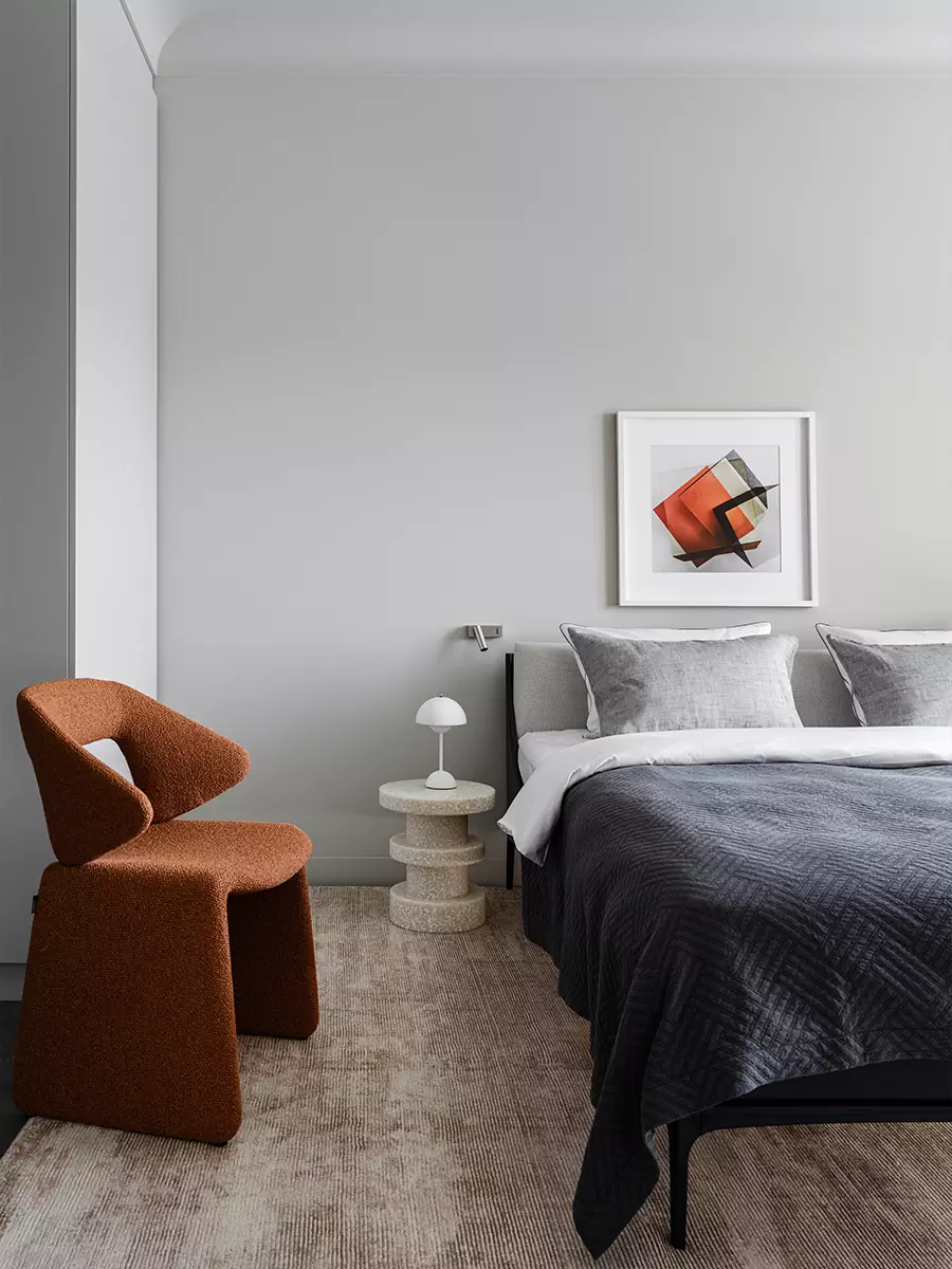 Брутальность, утонченность и современное искусство в интерьере квартиры для молодой девушки — проект Андрея Агамирова