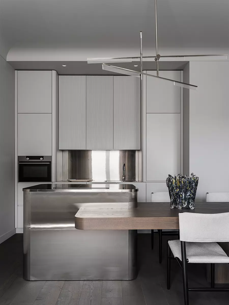 Брутальность, утонченность и современное искусство в интерьере квартиры для молодой девушки — проект Андрея Агамирова