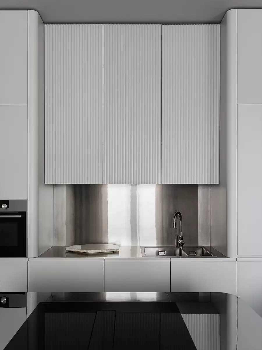 Брутальность, утонченность и современное искусство в интерьере квартиры для молодой девушки — проект Андрея Агамирова