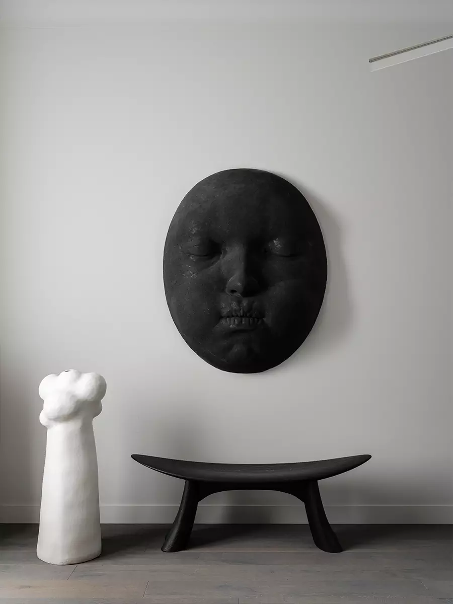 Брутальность, утонченность и современное искусство в интерьере квартиры для молодой девушки — проект Андрея Агамирова