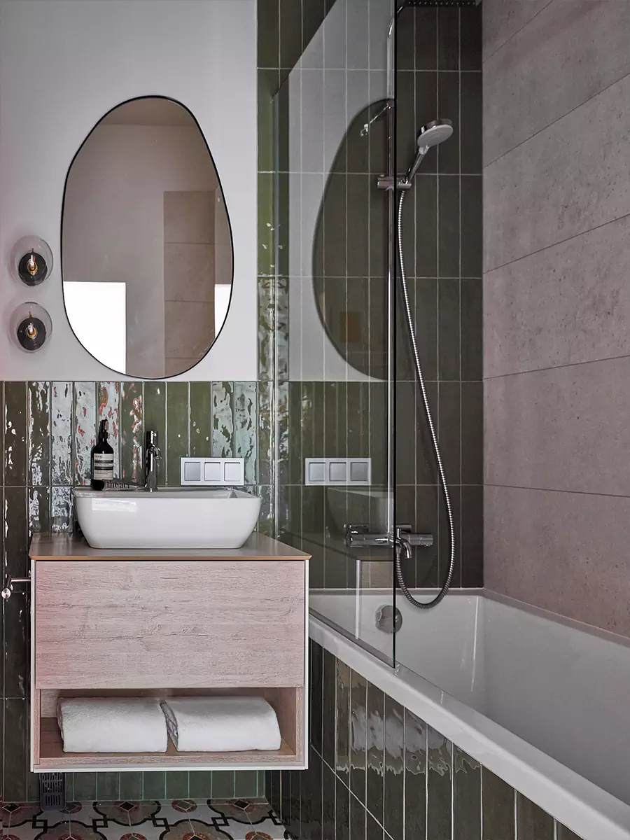 Цвет, геометрия и уютный текстиль в интерьере красочной квартиры для молодой девушки – проект студии Gench Design