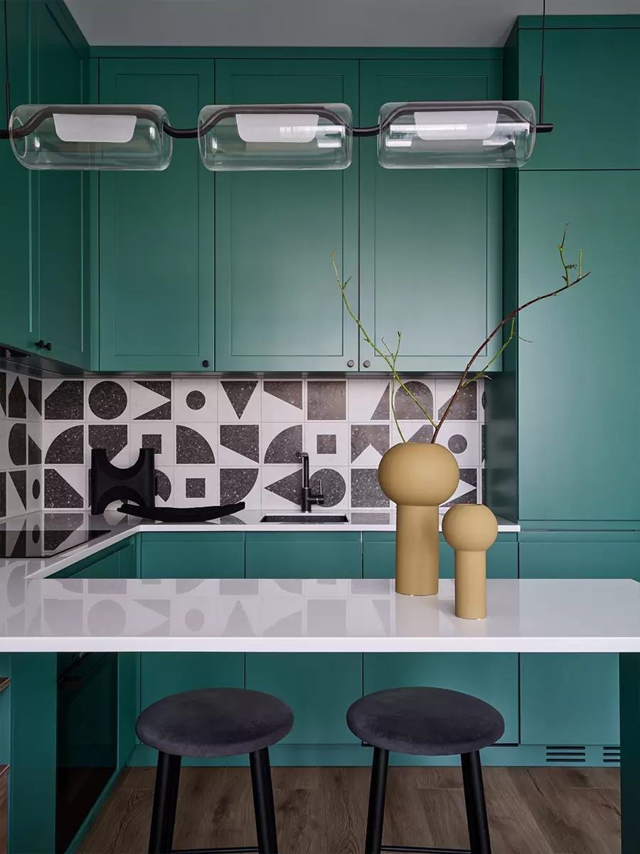 Цвет, геометрия и уютный текстиль в интерьере красочной квартиры для молодой девушки – проект студии Gench Design