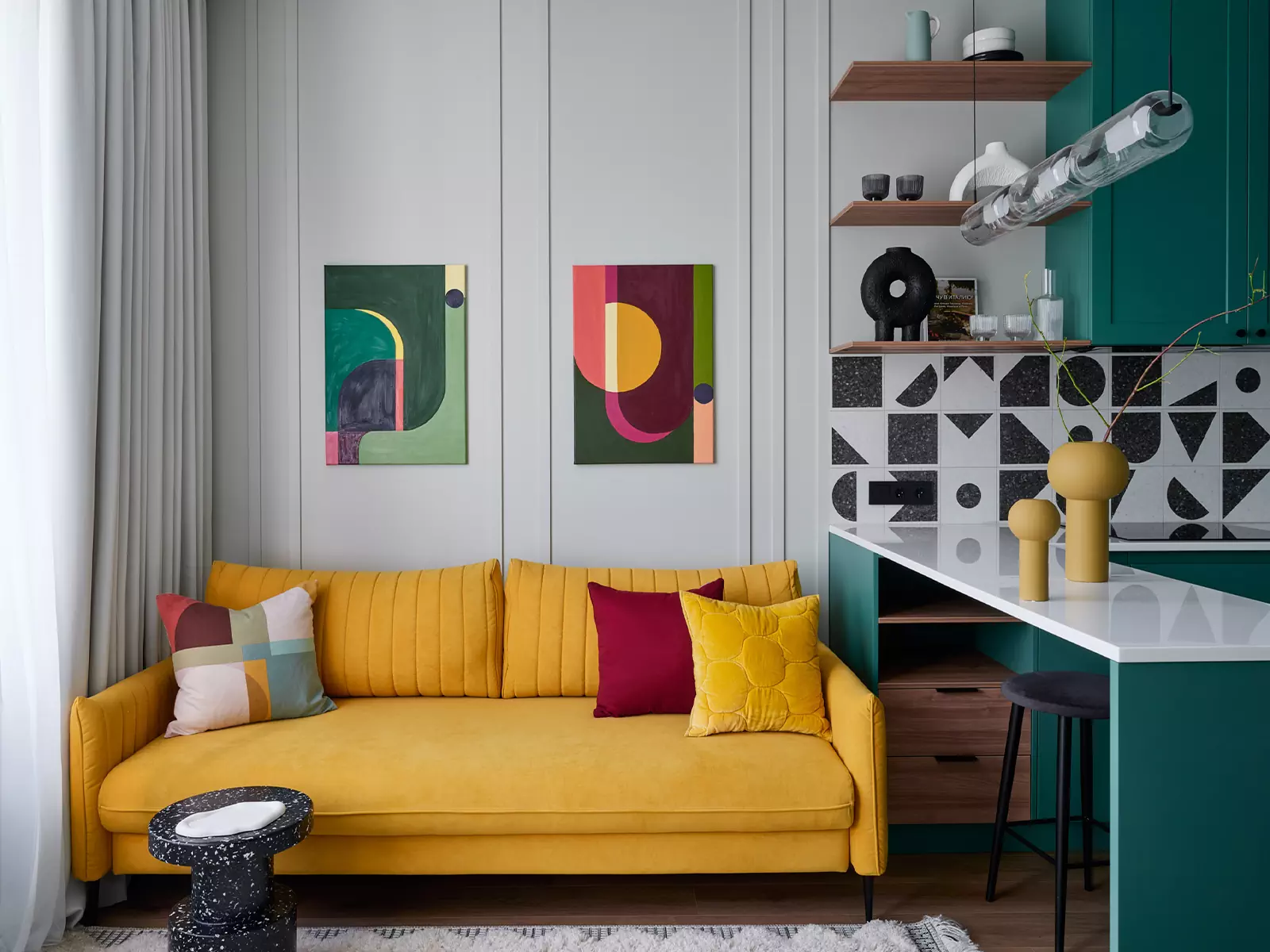 Цвет, геометрия и уютный текстиль в интерьере красочной квартиры для молодой девушки – проект студии Gench Design