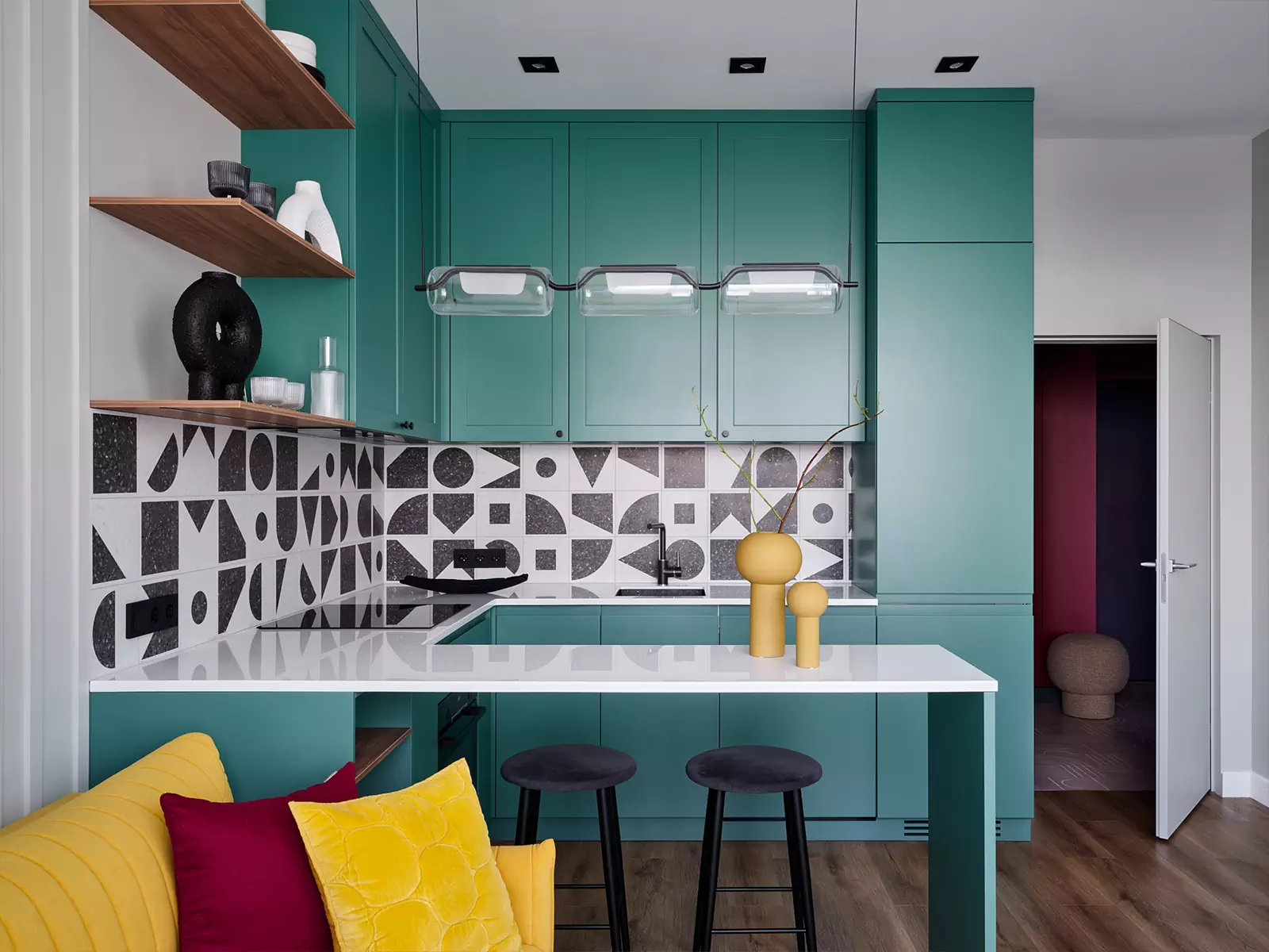 Цвет, геометрия и уютный текстиль в интерьере красочной квартиры для молодой девушки – проект студии Gench Design