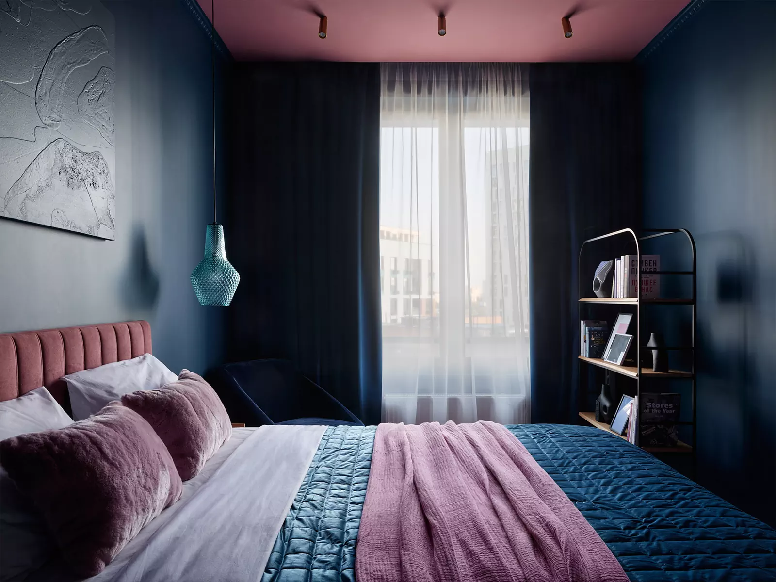 Цвет, геометрия и уютный текстиль в интерьере красочной квартиры для молодой девушки – проект студии Gench Design