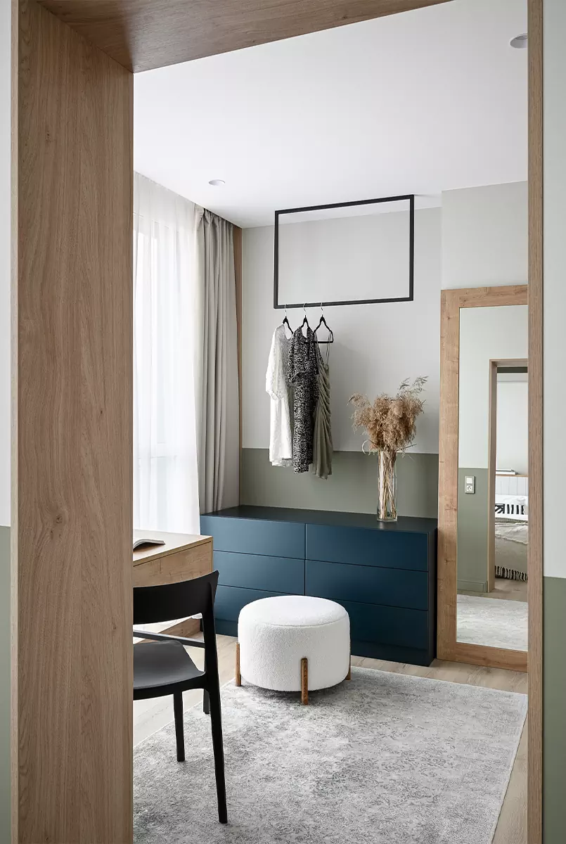 Теплая древесина и оттенки леса в интерьере небольшой минской квартиры – проект студии ESTE Design