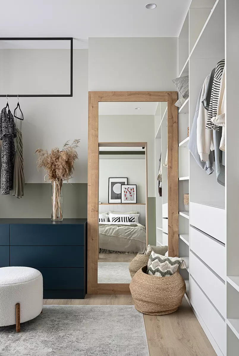 Теплая древесина и оттенки леса в интерьере небольшой минской квартиры – проект студии ESTE Design