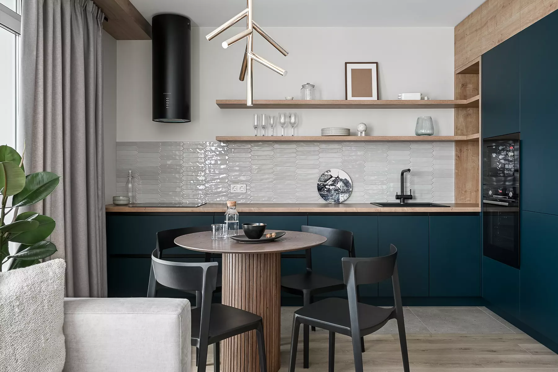 Теплая древесина и оттенки леса в интерьере небольшой минской квартиры – проект студии ESTE Design