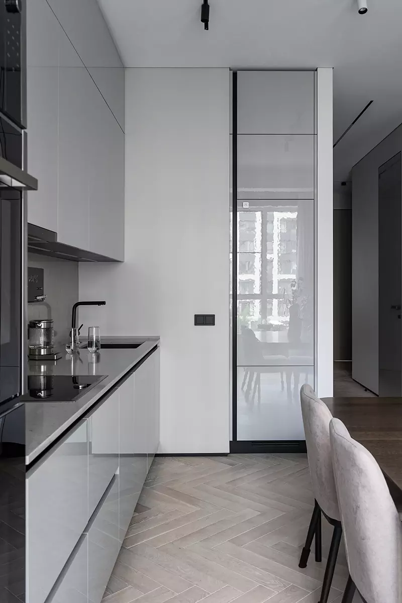 Простые формы, темное дерево и брутальные радиаторы в интерьере мужской квартиры — проект Ксении Харламовой