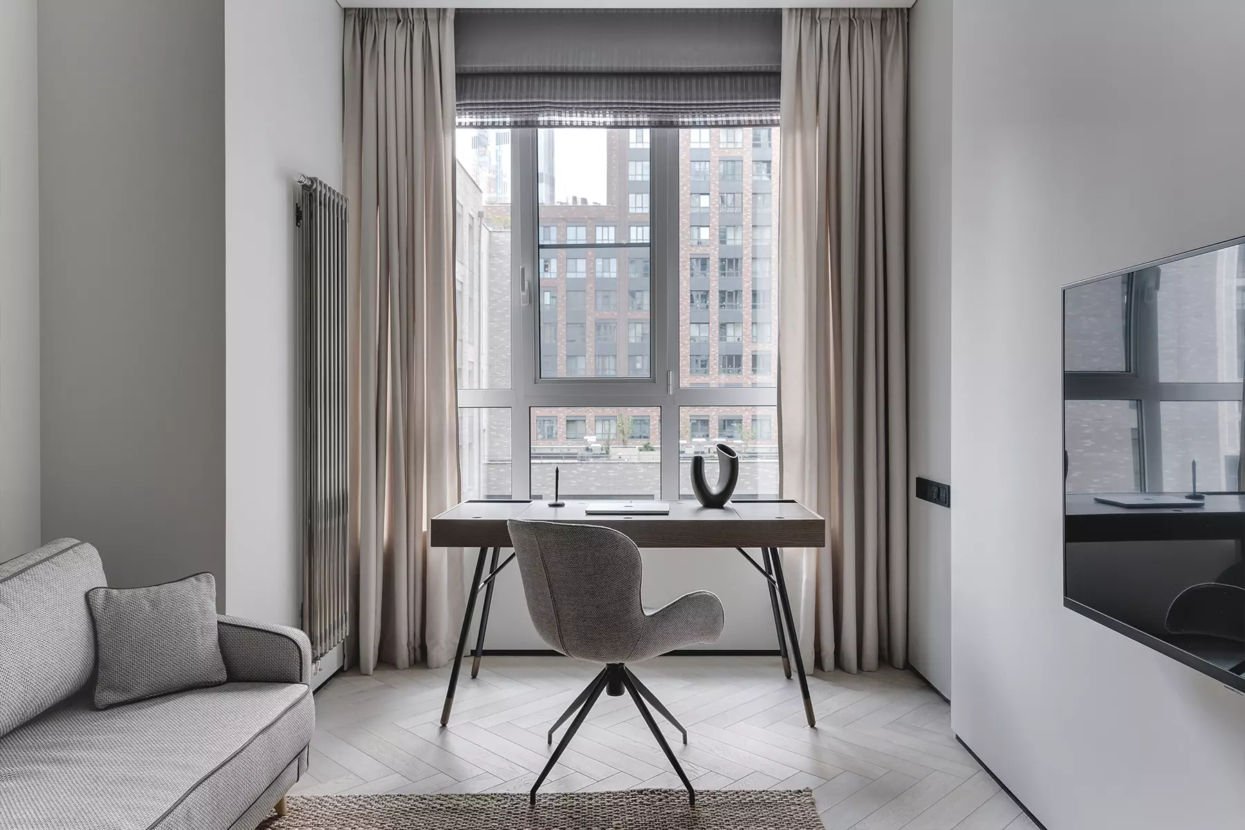 Простые формы, темное дерево и брутальные радиаторы в интерьере мужской квартиры — проект Ксении Харламовой