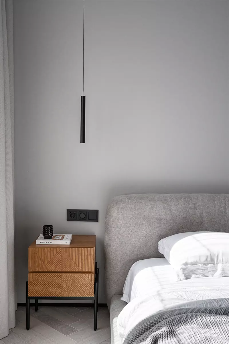 Простые формы, темное дерево и брутальные радиаторы в интерьере мужской квартиры — проект Ксении Харламовой