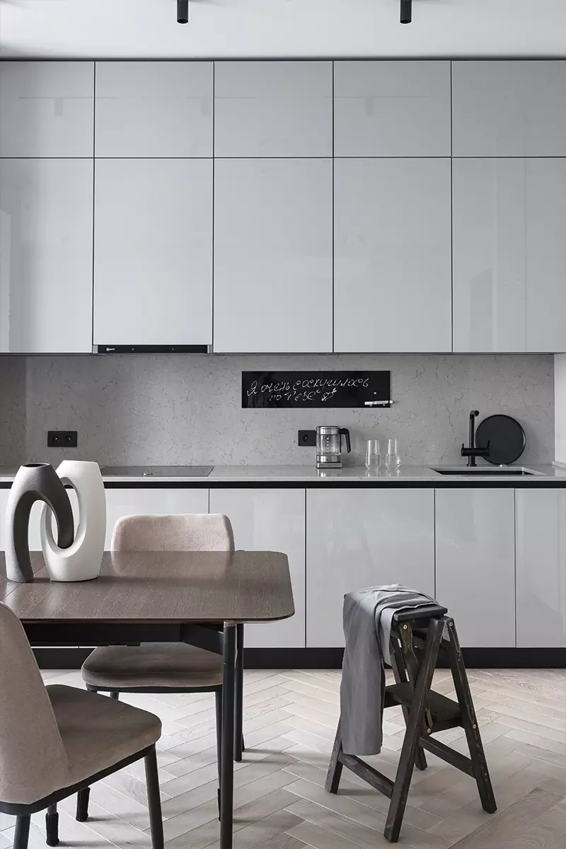 Простые формы, темное дерево и брутальные радиаторы в интерьере мужской квартиры — проект Ксении Харламовой