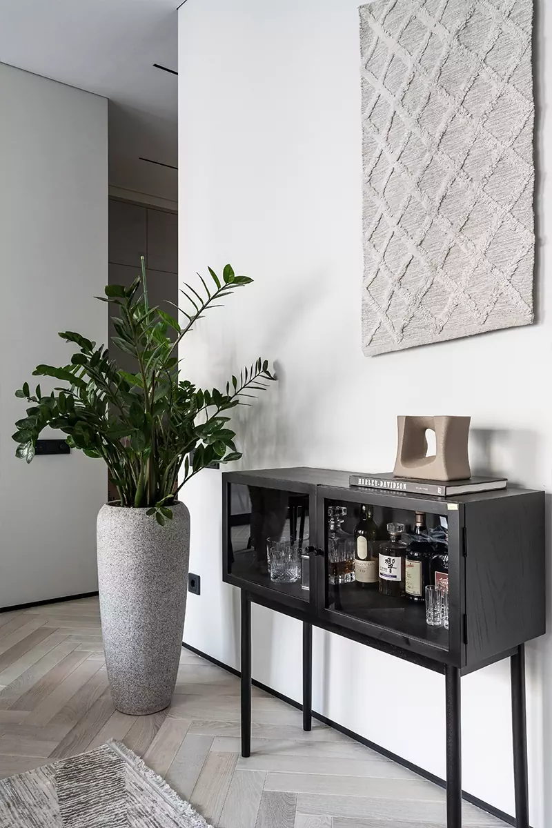 Простые формы, темное дерево и брутальные радиаторы в интерьере мужской квартиры — проект Ксении Харламовой