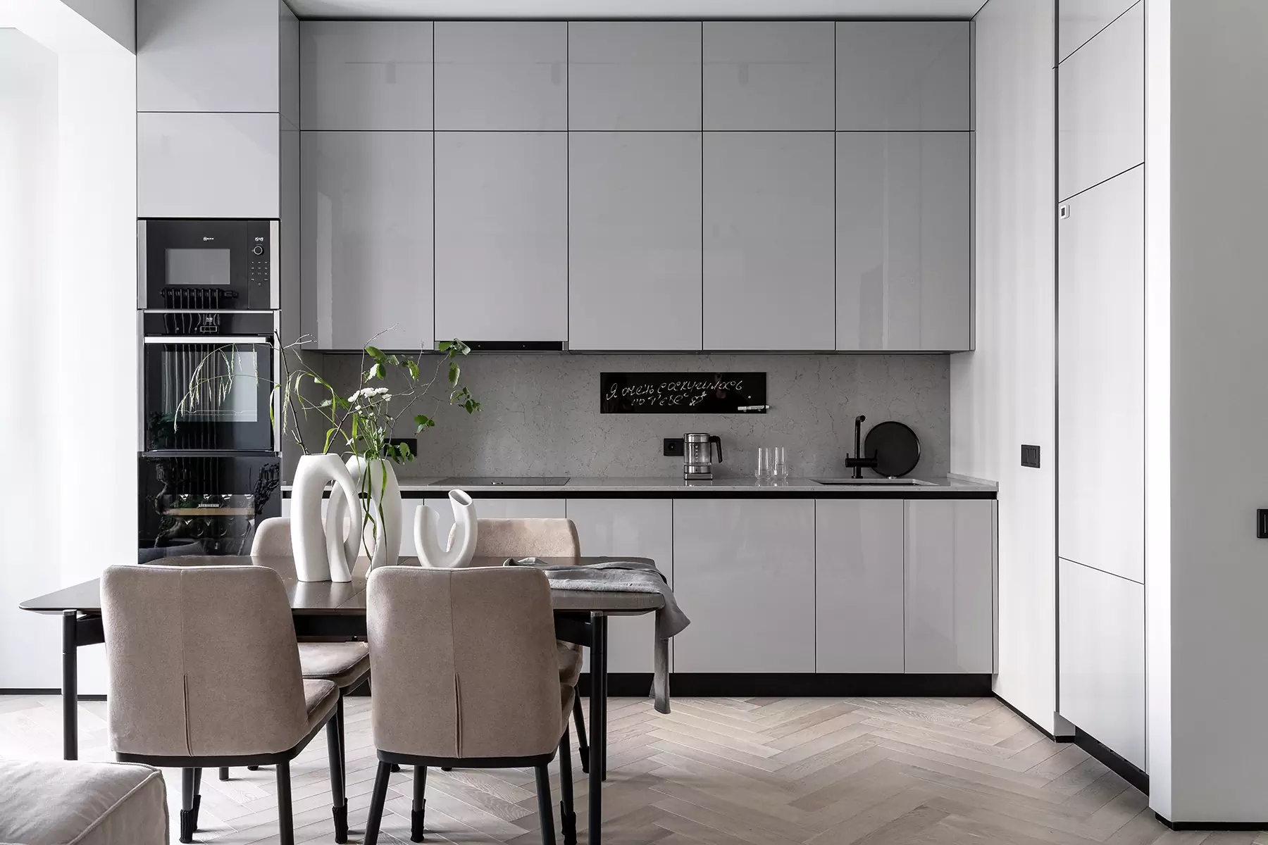 Простые формы, темное дерево и брутальные радиаторы в интерьере мужской квартиры — проект Ксении Харламовой